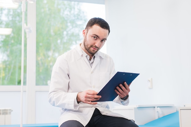 Gros plan d'un médecin à l'hôpital