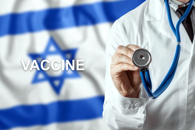 Gros plan d'un médecin et le mot vaccin