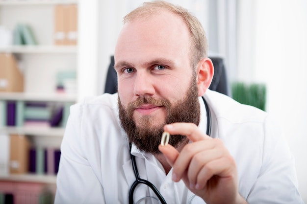 Gros plan sur le médecin travaillant à l'hôpital