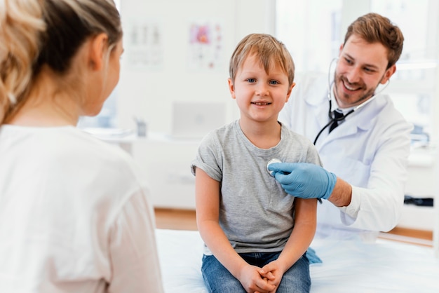 Gros plan médecin vérifiant la respiration