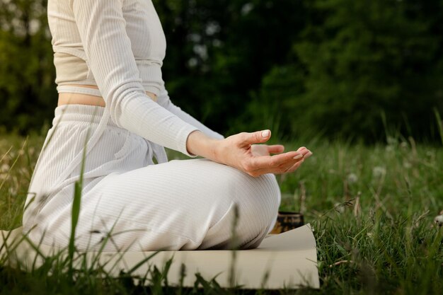 Photo gros plan d'une méditation relaxante dans la nature, sportif, pratique du yoga de relaxation et de relaxation insouciante