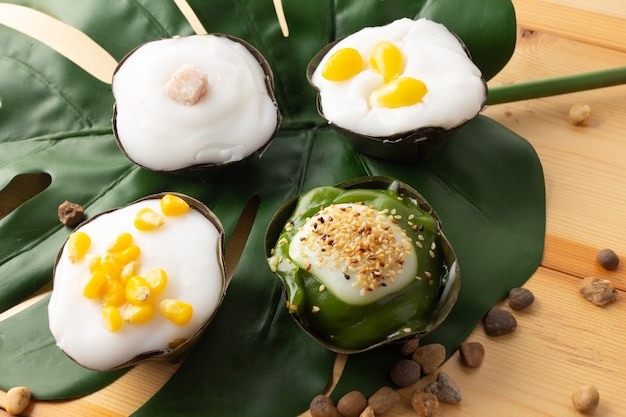 Gros plan sur un mélange de pudding thaïlandais avec de la crème de noix de coco, 4 garnitures sont des graines de maïs Taro Ginkgo biloba et du pandan, dessert traditionnel thaïlandais.