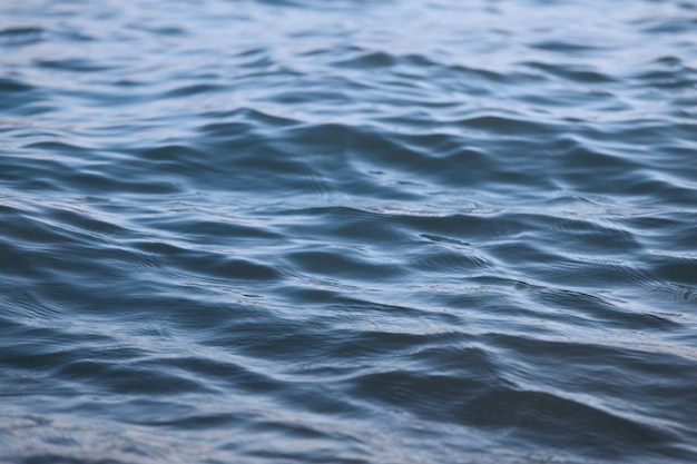 Le gros plan sur la mer. texture de l'eau. surface de l'eau avec des vagues. photo de haute qualité