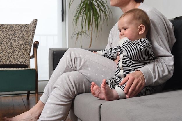 Gros plan d'une mère et d'un bébé assis sur un canapé