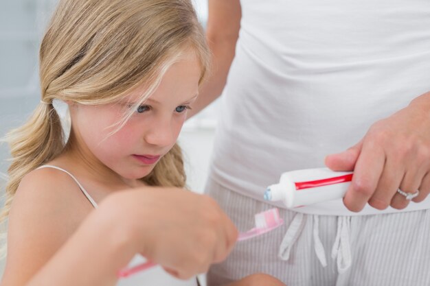 Gros plan, mère, fille, brossage, dents