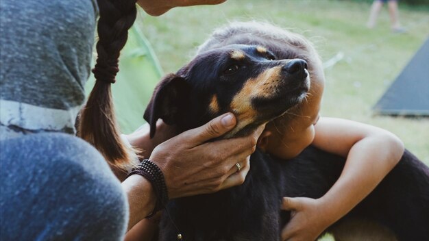 En gros plan, une mère et sa fille jouent au chien.