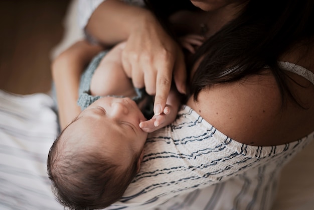 Photo gros plan, mère, tenue, petit bébé