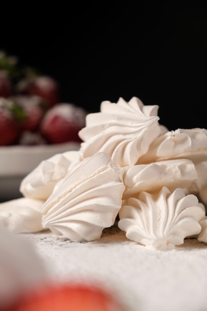 Gros plan meringue et fraises