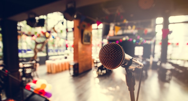 Gros plan sur le microphone pour un concert et un événement