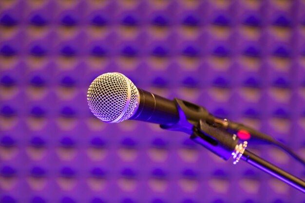 Gros plan sur un microphone professionnel ou un micro dans un studio d'enregistrement pour la musique ou l'amplification vocale et la diffusion de l'audio et du son