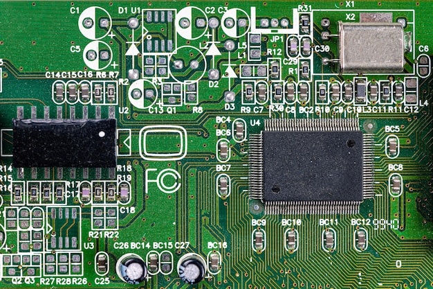 Gros plan de micropuce sur carte mère d'ordinateur de carte de circuit imprimé vert avec composants