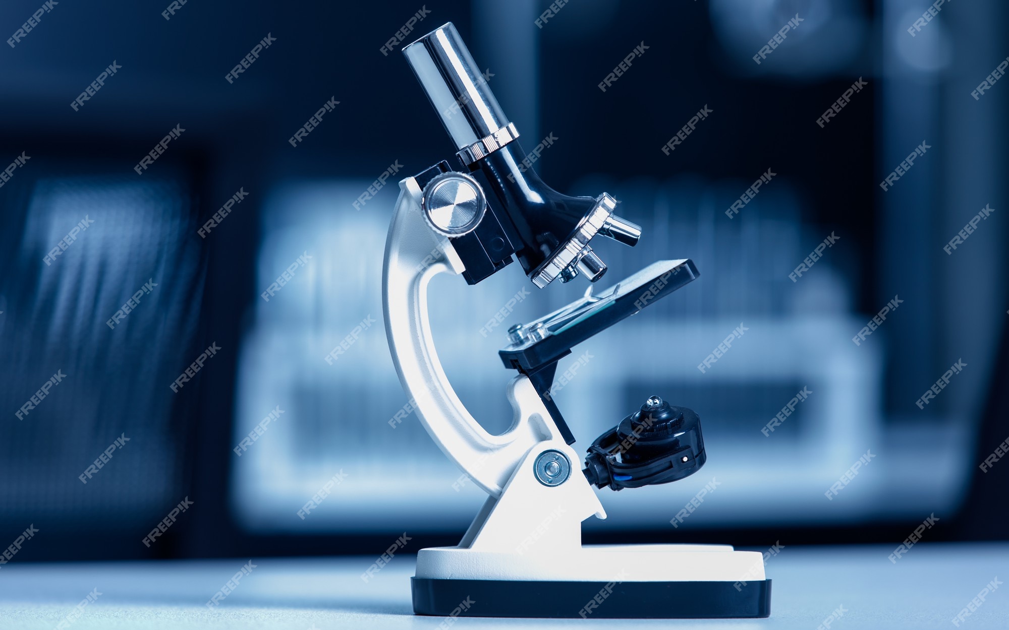 Gros Plan D'un Microscope Scientifique Dans La Rangée D'une Ligne De  Microscopes Oculaires Au Premier Plan Flou Sur Une Table De Travail De  Laboratoire Utilisant Pour La Surveillance Des échantillons De Virus Covid  19 Du Coronavirus.