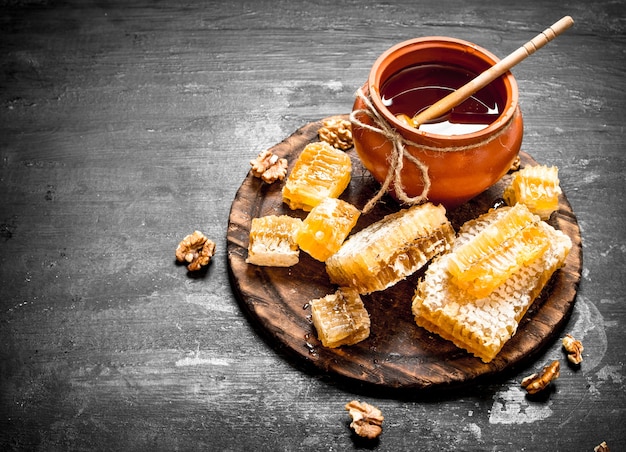 Gros plan sur le miel frais dans le pot avec les noix