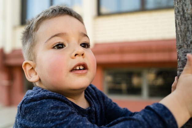 Photo un gros plan d'un mignon garçon souriant à l'extérieur