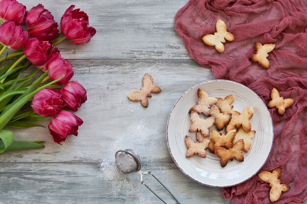 Gros Plan, De, Mignon, Papillon, Biscuits, Sur, Plaque, Et, Beautful, Tulipes Rouges