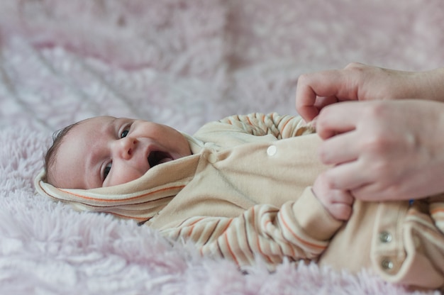 Gros plan sur mignon petit bébé bébé