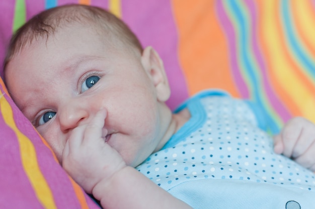 Gros plan sur mignon petit bébé bébé