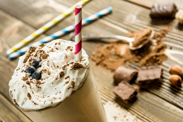 Gros plan d'un milk-shake au chocolat