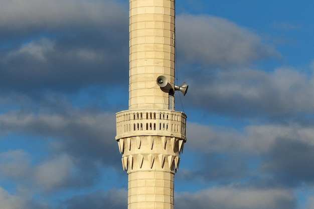 Gros plan sur le minaret de la mosquée et les haut-parleurs