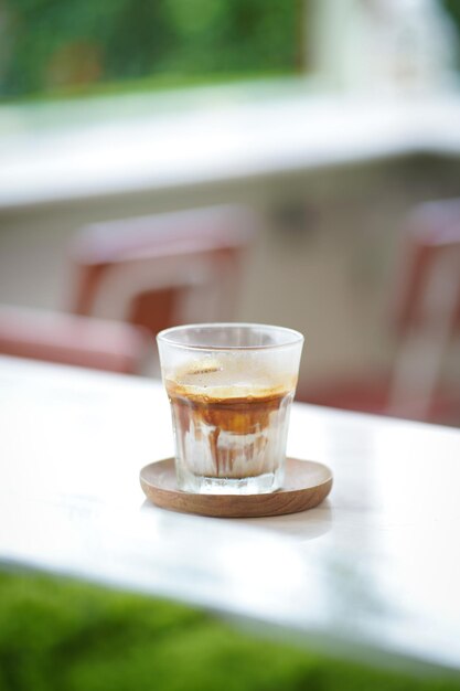 Gros plan et mise au point sélective verre de café sale sur table au café