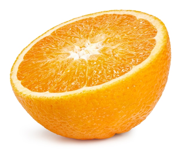 Gros plan sur la moitié des fruits orange mûrs isolés
