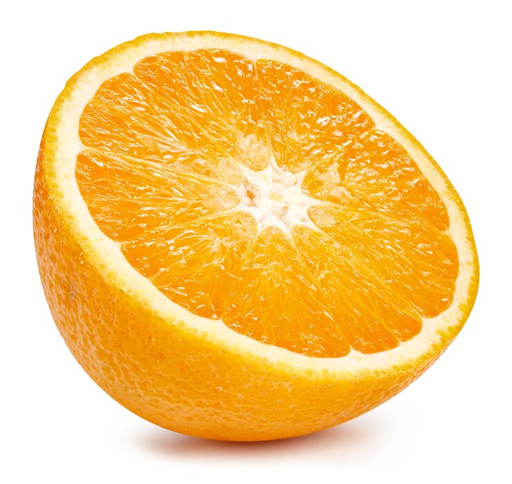 Photo gros plan sur la moitié des fruits orange mûrs isolés