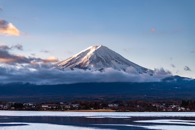 Gros plan sur le mont fuji du côté du lac kawaguchi, vue sur le mont Fuji depuis le lac