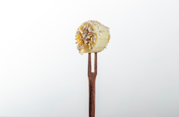 Gros plan sur un morceau de banane avec de l'avoine dopé sur une petite fourchette en bois
