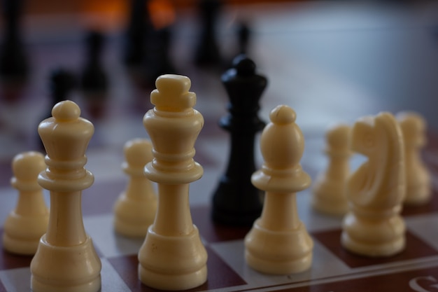 Gros plan sur un morceau de roi blanc d'échiquier Concepts d'intelligence de stratégie de jeu d'échecs