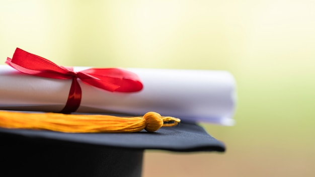 Photo gros plan sur un mortier et un diplôme mis sur la table. éducation stock photo