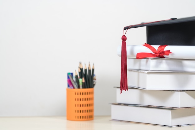 Photo gros plan sur un mortier et un diplôme sur la table. éducation, concept banque de photo