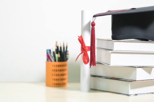 Photo gros plan sur un mortier et un diplôme sur la table. éducation, concept banque de photo