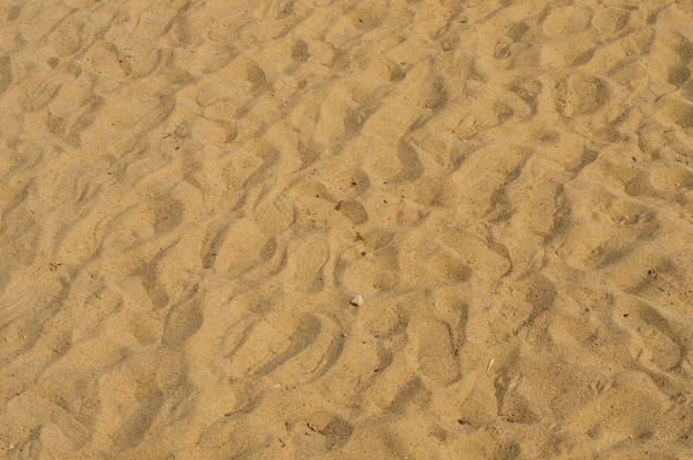 Gros plan d&#39;un motif de sable sur une plage en été