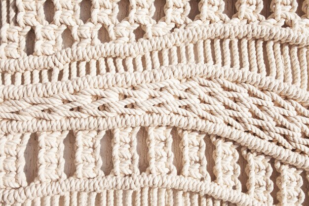 Gros Plan Sur Un Motif De Texture Macramé Fabriqué à La Main. Concept De Décoration Naturelle De Bricolage à Tricoter Moderne Et Respectueux De L'environnement à L'intérieur. Macramé Fait Main 100% Coton. Passe-temps Féminin.