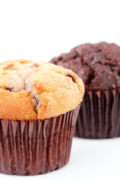 Gros plan d&#39;un muffin frais cuit au four et un muffin au chocolat floue