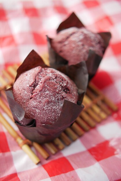 Gros plan de muffins sur table isolé sur noir