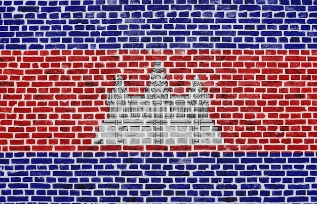 Gros plan sur un mur de briques avec le drapeau du Cambodge peint dessus