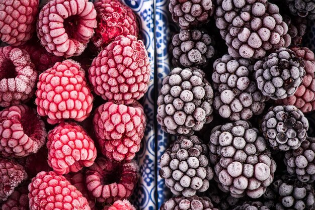 Gros plan de mûres et de framboises congelées