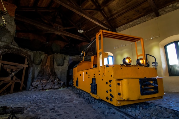 Gros plan sur un musée avec un vieux véhicule minier de transport.