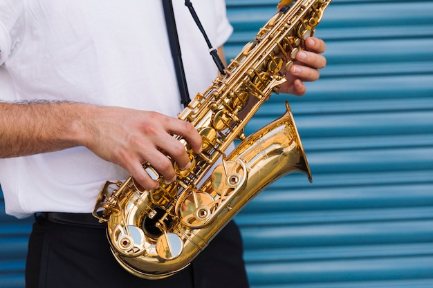 Gros plan musicien tenant saxophone