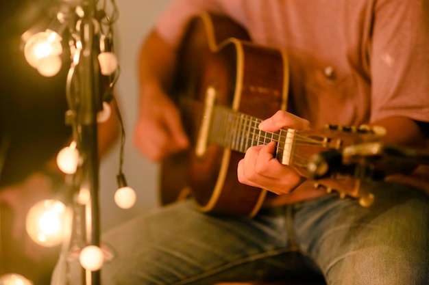 Photo gros plan de musiciens, guitaristes jouant du blues lors de concerts en plein air, concept musical.