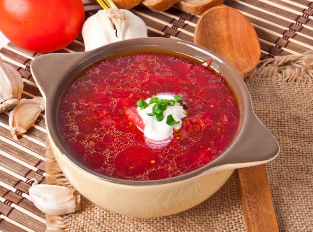 Gros plan national ukrainien et russe soupe-borsch rouge