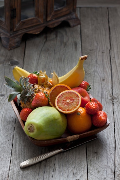 Gros plan sur la nature morte avec des fruits sur planche de bois