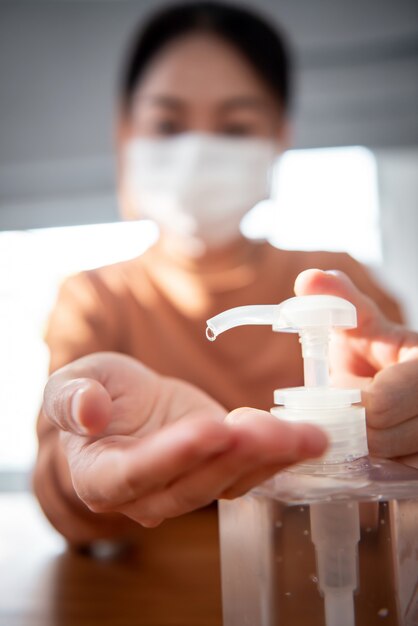 Gros plan nettoyer ses mains avec des gels désinfectants