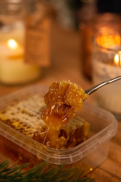 gros plan en nid d'abeille dans un intérieur de nouvel an de noël sur une table en bois avec des bougies autour