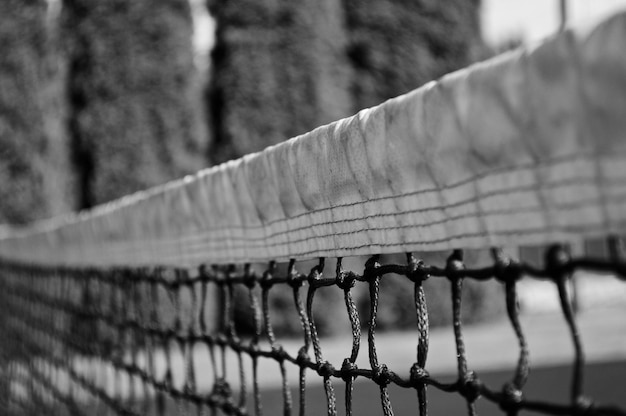 Gros plan en niveaux de gris du filet de volley-ball