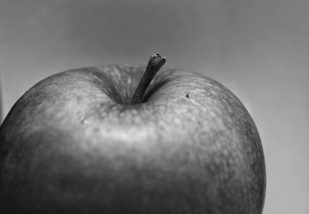 Photo un gros plan en noir et blanc de la pomme