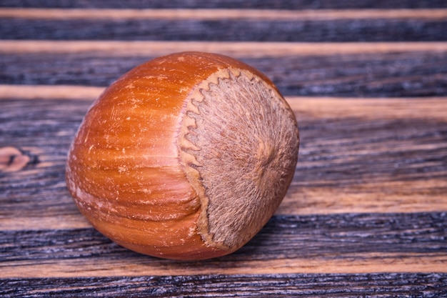 Gros plan sur les noisettes sur fond de bois ancien