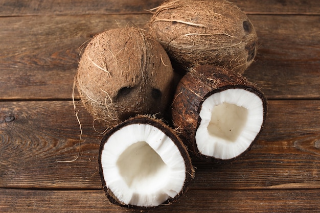 Gros plan de noix de coco sur bois