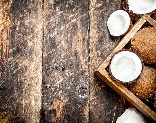 Photo gros plan sur les noix de coco fraîches dans une vieille boîte